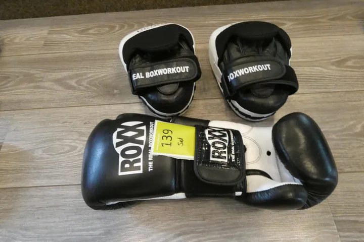 1 Paar ROXX Boxhandschuhe, 12-oz, schwarz/weiß + 1 Paar Pratzen (Handpolster), schwarz/weiß